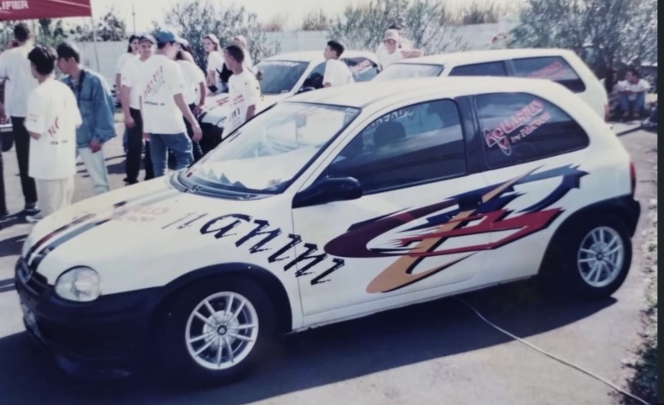 Carro preparado e identificado com a Nanini Som em um evento